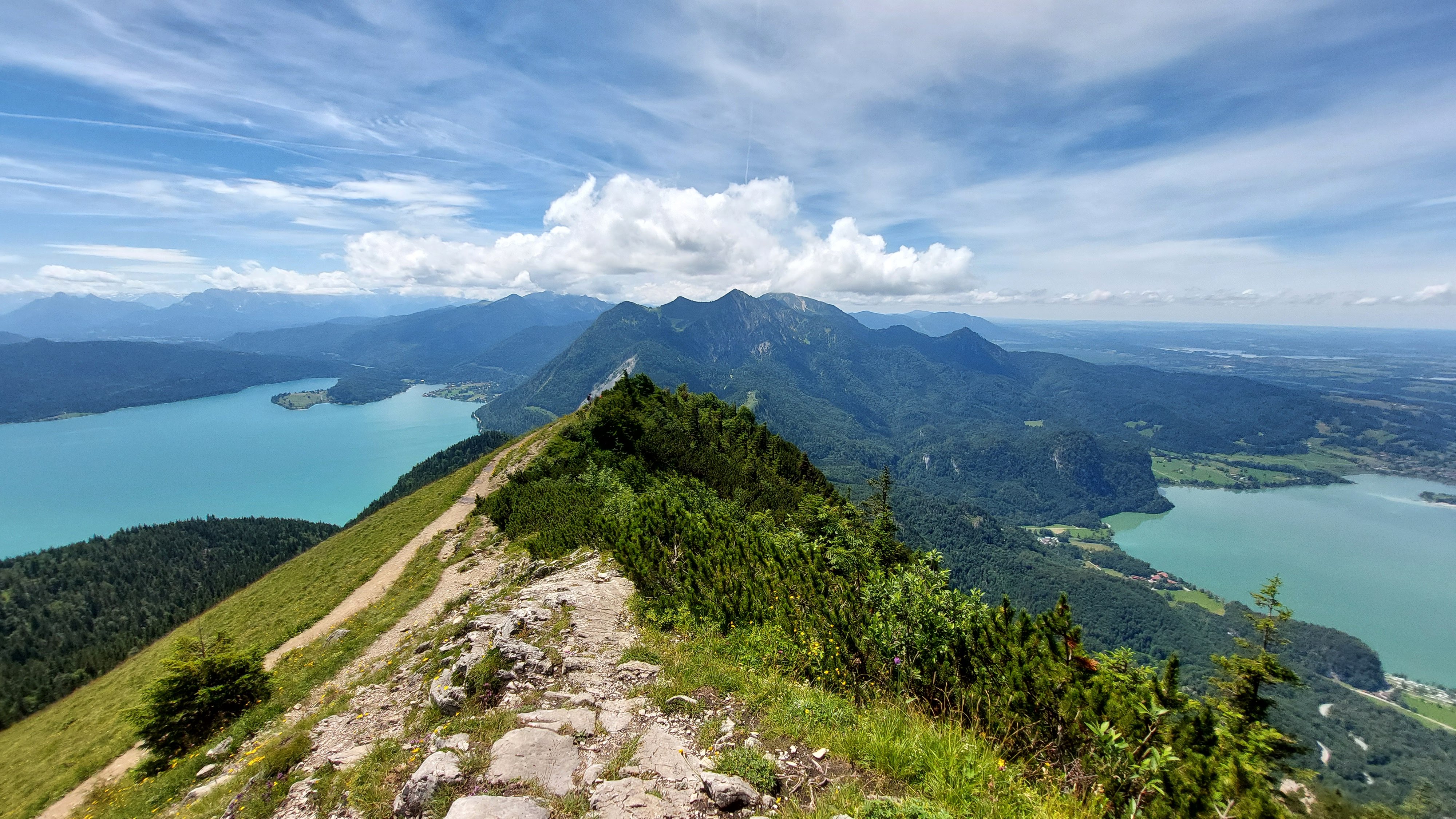 View along the Herzogstand–Heimgarten ridge with Walchensee’s turquoise water on the left and Kochelsee on the right