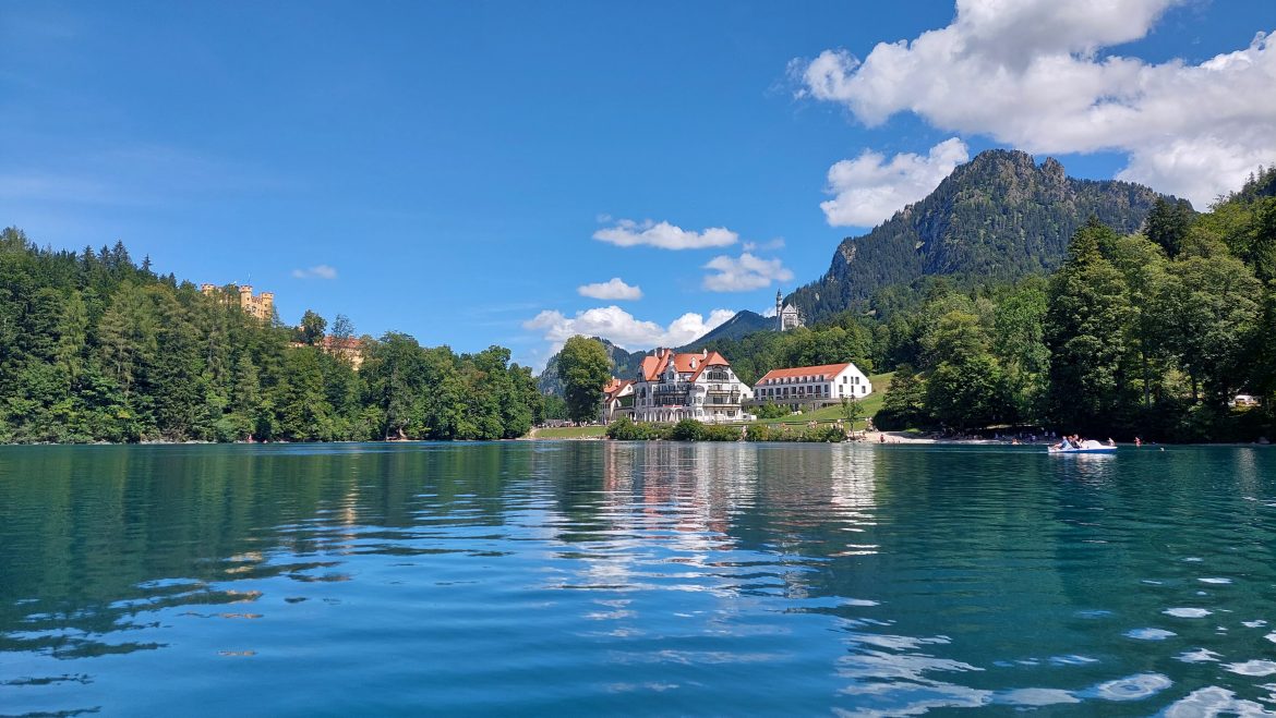 alpsee-hohenschwangau-bavaria výhľad z jazera alpsee na zámok neuschwanstein hohenschwangau a reštauráciu alpenrose, bavorsko-nemecko