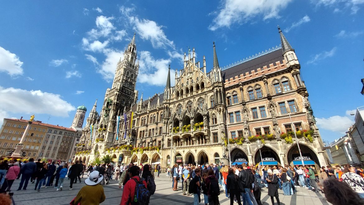 new-city-hall-munich-bavaria-germany new city hall munich bavaria germany summer blue sky neues rathaus landmark