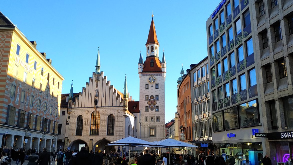 old-city-hall-munich-bavaria-germany old city hall munich bavaria germany sunny morning historic architecture bavoria germany