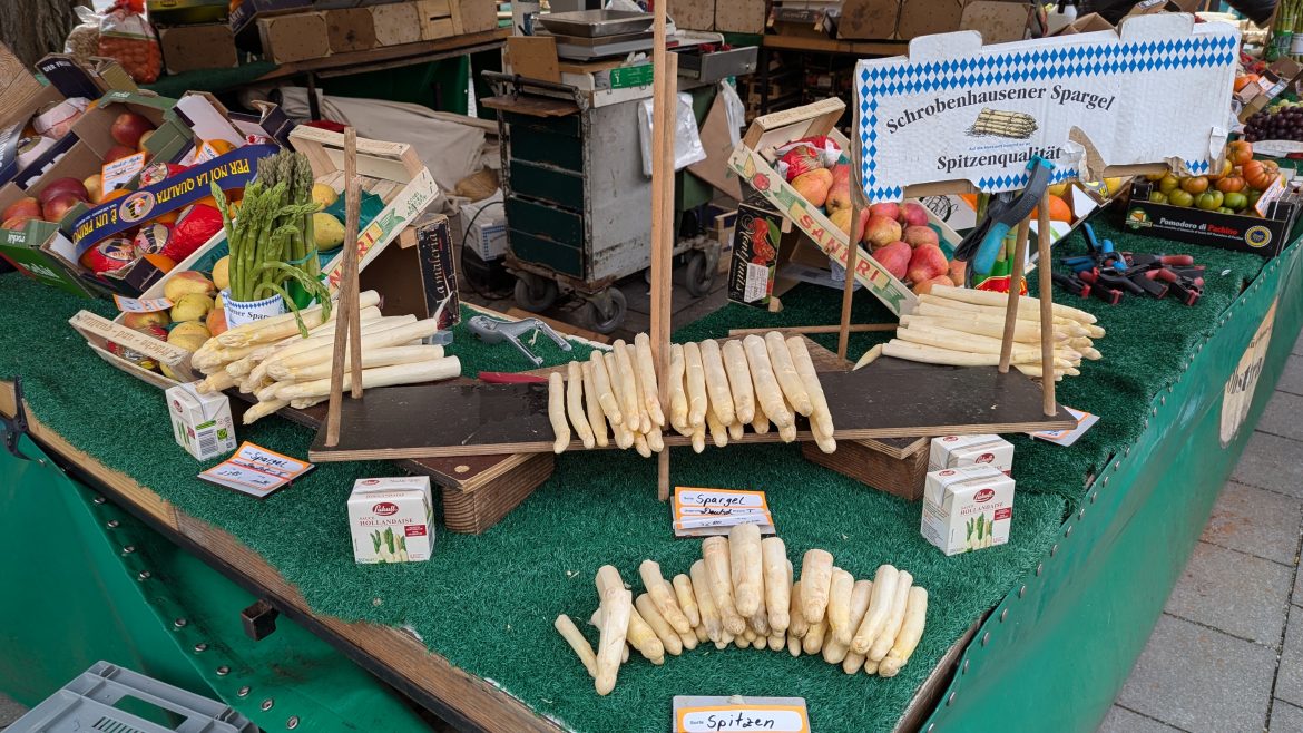 viktualienmarkt-asparagus-munich-bavaria-germany asparagus stall viktualienmarkt munich bavaria germany fresh seasonal produce market bavaria germany