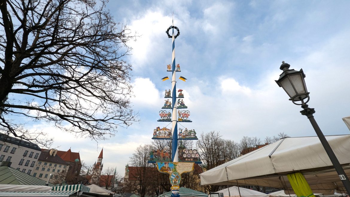 viktulien-market-blue-and-white maypole-munich-bavaria-germany blue and white maypole viktualienmarkt munich bavaria germany traditional symbol bavaria germany