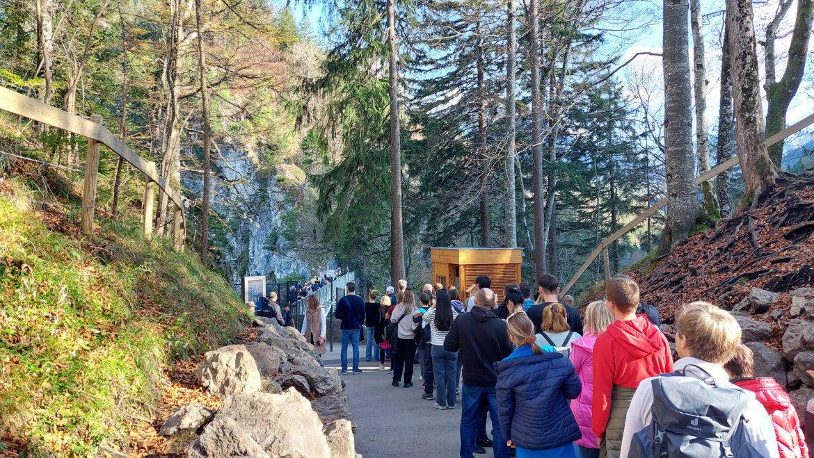 waiting-line-marien-bridge-neuschwanstein-castle-bavaria-germany waiting line for marien bridge to view neuschwanstein castle in autumn, bavaria-germany